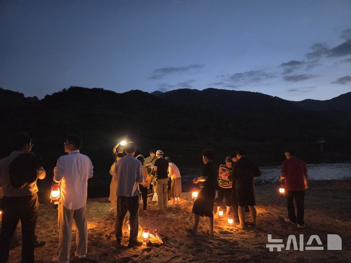 [하동=뉴시스]경남도와 경남관광재단 주최 '남부권 로컬 투어랩 파일럿 테스트' 참가자들이 지난 21일 '하동 섬진강 달마중' 체험 활동을 하고 있다.(사진=경남도 제공) 2025.08.22. photo@newsis.com