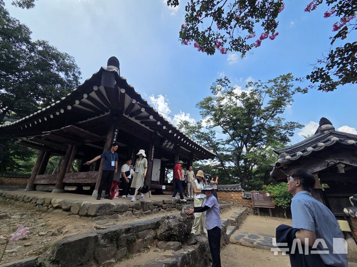 [함안=뉴시스]경남도와 경남관광재단 주최 '남부권 로컬 투어랩 파일럿 테스트' 참가자들이 지난 21일 '낙화놀이'로 유명한 함안군 무진정 탐방 활동을 하고 있다.(사진=경남도 제공) 2025.08.22. photo@newsis.com