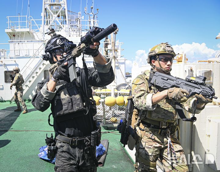 [제주=뉴시스] 해군 기동함대사령부가 22일 오전 서귀포시 해군제주기지에서 제주경찰특공대, 제주해경특공대 등 대테러 작전요원과 함께 대테러 합동 훈련을 전개하고 있다. (사진=해군 기동함대사령부 제공) 2025.08.22. photo@newsis.com