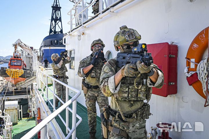 [제주=뉴시스] 해군 기동함대사령부가 22일 오전 서귀포시 해군제주기지에서 제주경찰특공대, 제주해경특공대 등 대테러 작전요원과 함께 대테러 합동 훈련을 전개하고 있다. (사진=해군 기동함대사령부 제공) 2025.08.22. photo@newsis.com 