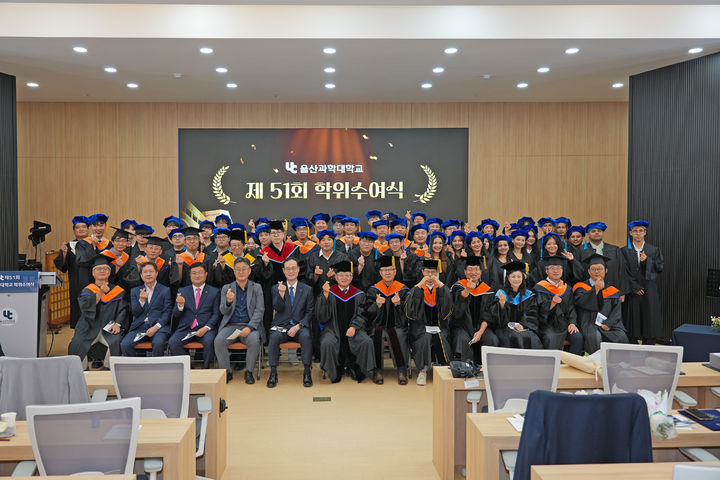[울산=뉴시스] 구미현 기자 = 울산과학대학교는 22일 교내에서 제51회 후기 학위수여식을 열었다. 울산과학대는 이날 전문기술석사 10명을 첫 배출했다. photo@newsis.com *재판매 및 DB 금지