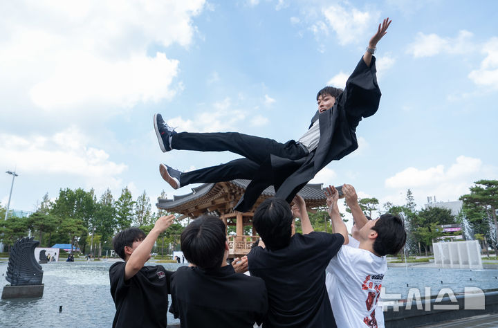 [전주=뉴시스]윤난슬 기자 = 전북대학교는 22일 오전 삼성문화회관에서 2024학년도 후기 학위수여식을 열고 1572명의 졸업생을 배출했다고 밝혔다. (사진=전북대 제공) 2025.08.22. photo@newsis.com 