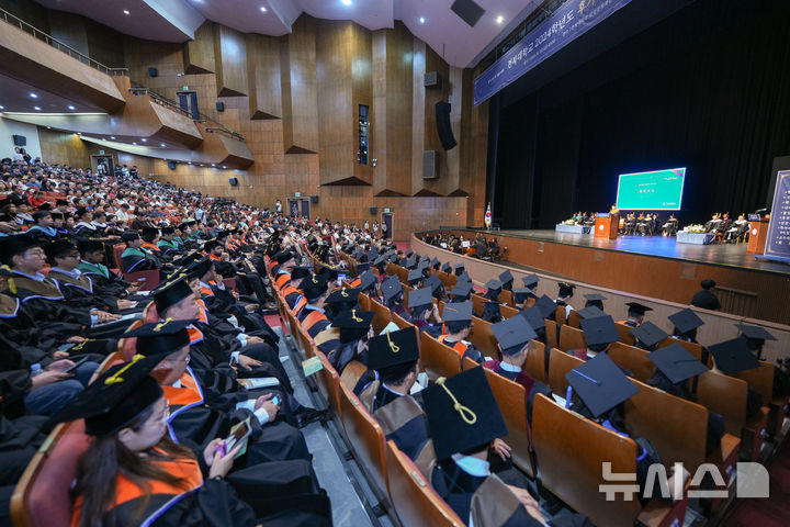 [전주=뉴시스]윤난슬 기자 = 전북대학교는 22일 오전 삼성문화회관에서 2024학년도 후기 학위수여식을 열고 1572명의 졸업생을 배출했다고 밝혔다. (사진=전북대 제공) 2025.08.22. photo@newsis.com 