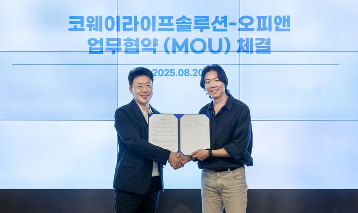 [서울=뉴시스]김명곤(왼쪽) 코웨이라이프솔루션 대표이사와 오종관 오픈닥터 대표이사. (사진=코웨이라이프솔루션 제공) 2025.08.22. photo@newsis.com *재판매 및 DB 금지