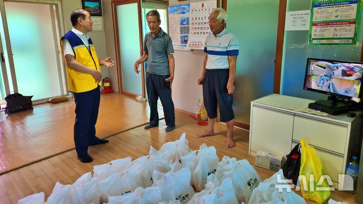 [전주=뉴시스]윤난슬 기자 = 전북 전주시설공단이 연일 이어지는 폭염 속에서 지역 어르신들에게 여름 보양식을 대접해 눈길을 끈다. (사진=전주시설공단 제공) photo@newsis.com 