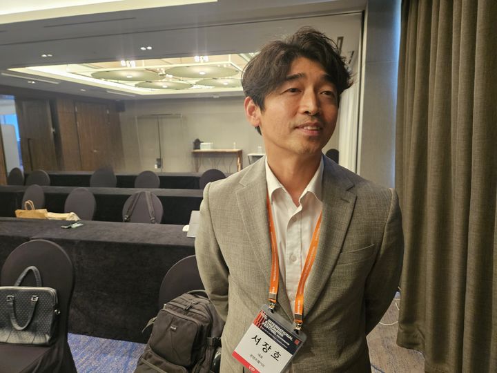 [부산=뉴시스] 박은비 기자 = 서장호 콘텐츠웨이브 대표는 22일 부산 파라다이스호텔에서 개최된 국제 스트리밍 페스티벌 현장간담회 직후 기자들의 질문에 답변하고 있다. 2025.08.22. silverline@newsis.com *재판매 및 DB 금지