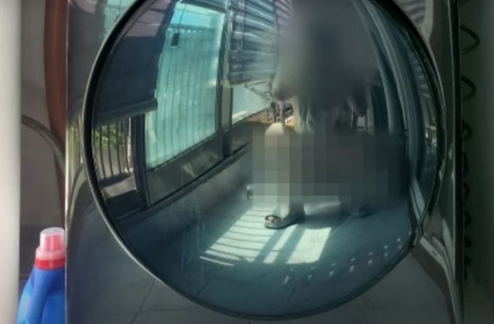 [서울=뉴시스] 중고 거래 플랫폼 당근마켓에 세탁기를 판매한다는 글과 함께 올라온 사진에 판매자 남성의 나체가 그대로 비쳐 논란이 일고 있다. (사진 = 'JTBC News' 유튜브 캡처) 2025.08.22. *재판매 및 DB 금지