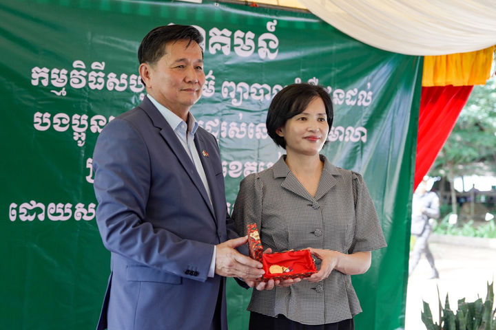 장영은 서원대 사회봉사센터장(오른쪽)이 캄보디아 씨엠립 Ly Sary(리 사리) 부지사에게 국가재건훈장 금장을 받고 기념사진을 찍고 있다. *재판매 및 DB 금지