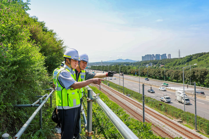 [서울=뉴시스] 박대수 공항철도 사장(왼쪽)이 인천 서구 계양역∼검암역 구간 ‘꽃뫼산 운행선로변 급경사지’ 현장 점검을 실시하고 있다. 2025.08.22. (사진=공항철도 제공) photo@newsis.com *재판매 및 DB 금지