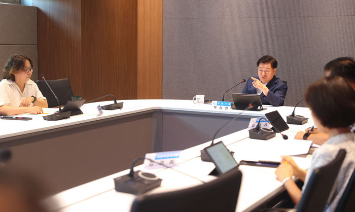 [광명=뉴시스]박승원 광명시장이 22일 시청 컨퍼런스룸에서 '사회적경제혁신센터 기본 및 실시설계 용역' 최종보고회'에서 센터의 설계 방향에 대해 이야기를 하고 있다.(사진=광명시 제공)2025.08.22.photo@newsis.com *재판매 및 DB 금지