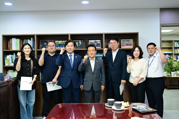 [논산=뉴시스] 충남 논산시가 22일 황명선 지역 국회의원실을 방문해 지역 주요 현안 사업들의 필요성과 시급성을 설명하고 내년 정부예산 반영을 논의했다. (사진=논산시 제공) 2025.08.22. photo@newsis.com *재판매 및 DB 금지