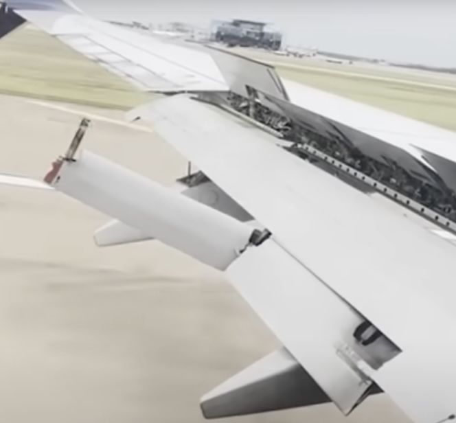 [뉴시스] 델타항공의 보잉 여객기에서 왼쪽 날개 끝 플랩 조각이 부러진 채 매달려 빨간 금속 부품이 공중에서 바람에 휘날리며 격하게 흔들리는 모습.(사진=뉴욕포스트) 