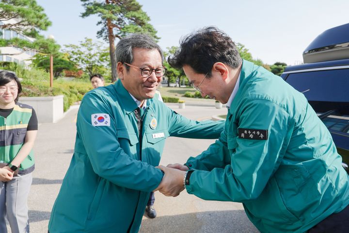 [원주=뉴시스] 강원 원주시는 극심한 가뭄으로 제한 급수 조치가 내려진 강릉시민을 돕기 위해 8400만원 상당의 생수(500㎖) 약 12만병을 긴급 지원한다고 22일 밝혔다. (사진=원주시 제공) 2025.08.22. photo@newsis.com&nbsp; *재판매 및 DB 금지