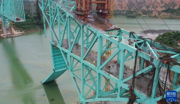 [서울=뉴시스]중국 북서부 칭하이성에서 황허(黃河)를 가로지르는 대형 철도 교량 건설 현장에서 22일 강철 로프가 절단되는 사고가 발생, 근로자 12명이 숨지고 4명이 실종됐다. 사고 현장의 모습. <사진출처: 신화망> 2025.08.23.