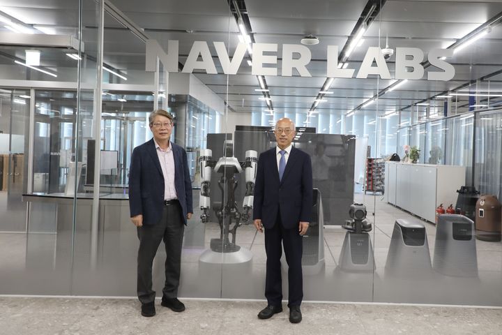 조원철 법제처장(오른쪽)이 인공지능 로봇 산업의 발전을 위한 법·제도 개선 방안을 논의하기 위해 22일 네이버 1784를 방문한 모습. (사진=법제처 제공) 2025.08.22. *재판매 및 DB 금지