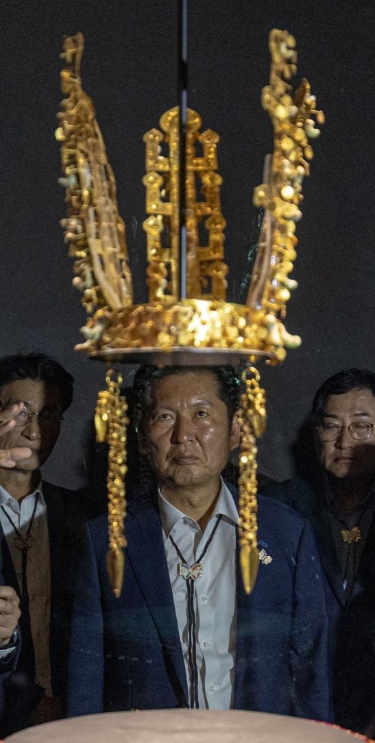 정청래 더불어민주당 대표가 지난 20일 경주박물관에서 천마총 금관을 바라보고 있는 모습. (사진=정청래 대표 SNS 캡처) *재판매 및 DB 금지