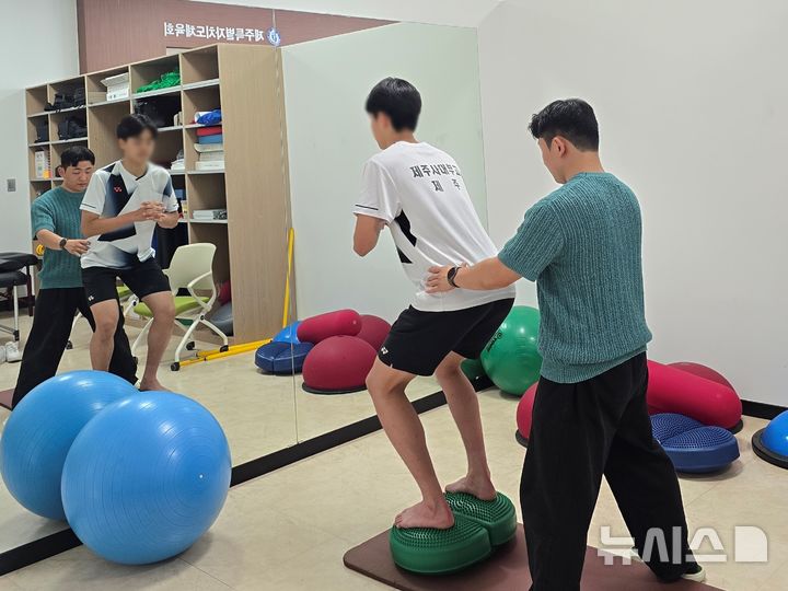 [제주=뉴시스] 제주스포츠과학센터 부상 선수 맞춤형 지원 프로그램 운영 모습. (사진=제주도 제공) 2025.08.24. photo@newsis.com