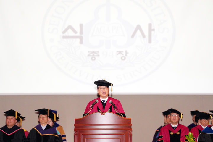 [서울=뉴시스] 세종대 엄종화 총장이 학위수여식에서 식사를 하고 있다. (사진=세종대 제공) 2025.08.22. photo@newsis.com *재판매 및 DB 금지