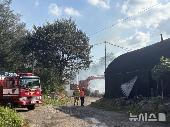 [서울=뉴시스]최은수 기자=소방 당국에 따르면 22일 오후 2시13분께 서울 강남구 세곡동 인근 화훼 단지의 비닐하우스에서 불이 났다는 신고가 접수됐다.2025.08.22