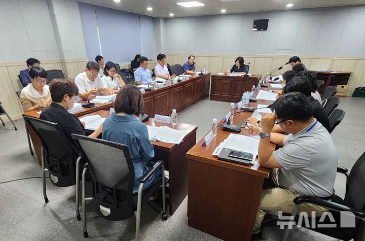 [제주=뉴시스] 제주도는 22일 휴가지 원격근무(워케이션)과 배움여행(런케이션) 사업을 체계적으로 추진하기 위해 17개 부서 및 기관이 참여하는 '워(런)케이션 워킹그룹' 첫 회의를 개최했다. 사진은 '워(런)케이션 워킹그룹' 회의 모습. (사진=제주도 제공) 2025.08.22. photo@newsis.com *재판매 및 DB 금지