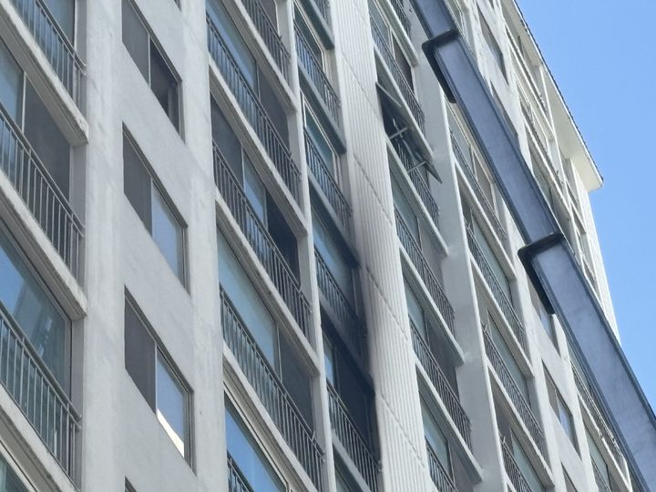 [서울=뉴시스] 한이재 기자=서울 마포구 도화동에 위치한 한 아파트에서 22일 오후 3시11분께 화재 신고가 접수됐으나 1시간 만에 완전히 꺼졌다. 사진은 화재가 난 아파트 벽면이 일부 그을린 모습. nowone@newsis.com *재판매 및 DB 금지