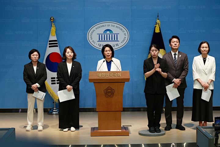 [서울=뉴시스] 국회 과학기술정보방송통신위원회 소속 더불어민주당·조국혁신당 의원들은 22일 국회 소통관에서 '방송 3법' 본회의 통과와 관련한 기자회견을 열었다. (사진=민주당 한민수 의원실 제공) 2025.08.22. photo@newsis.com *재판매 및 DB 금지