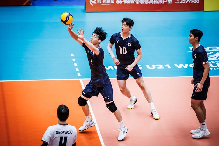 [서울=뉴시스] 한국 21세 이하(U-21) 남자배구 대표팀이 22일 중국 장먼에서 열린 2025 국제배구연맹(FIVB) U-21 세계선수권대회 B조 조별리그 2차전에서 폴란드를 상대로 경기를 펼치고 있다. (사진=FIVB 공식 홈페이지 캡처) 2025.08.22. *재판매 및 DB 금지