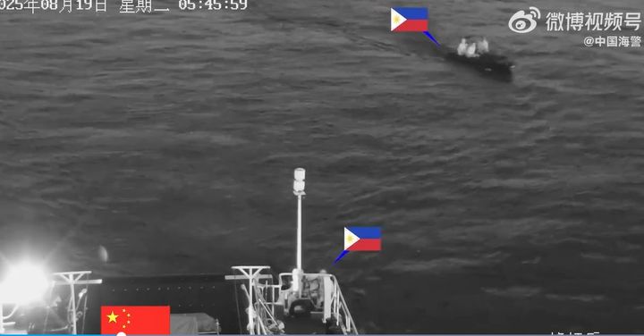 [서울=뉴시스] 중국과 필리핀이 남중국해 영유권 분쟁 해역인 세컨드 토머스 암초(중국명 런아이자오·필리핀명 아융인)를 두고 또다시 충돌 양상을 빚고 있다. 중국 해경이 19일 공개한 영상을 캡처한 사진으로, 필리핀 보트가 중국 해경정에 접근하는 모습이 담겼다. (출처: 웨이보 캡쳐) 2025.08.25.