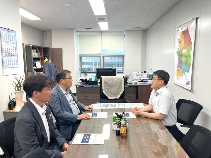 [창원=뉴시스] 장금용 경남 창원시장 권한대행이 22일 지방시대위원회와 문화체육관광부를 방문해 주요 현안 사업 지원을 요청하고 있다. (사진=창원시 제공) 2025.08.22. photo@newsis.com *재판매 및 DB 금지