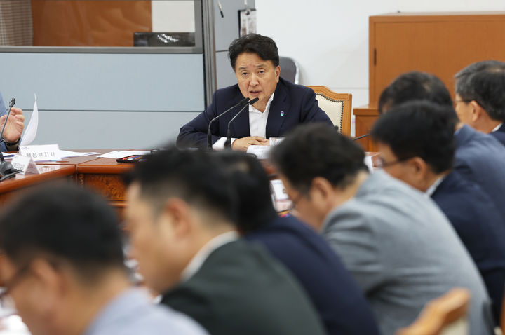 [청주=뉴시스] 22일 충북 청주시 상당구 문화동 충북도청 소회의실에서 김영환 충북지사 주재로 2025 제천국제한방천연물산업엑스포와 2025 영동세계국악엑스포 성공 개최를 위한 간담회가 열리고 있다. (사진=충북도 제공) 2025.08.22. photo@newsis.com *재판매 및 DB 금지