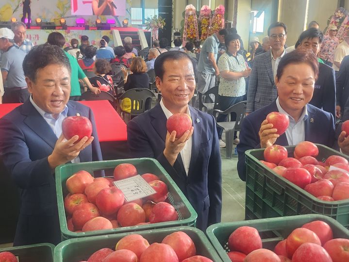 [거창=뉴시스] 서희원 기자 = 22일 거창군 사과원예농협 청과물종합처리장에서 박완수 경남도지사(오른쪽부터), 구인모 거창군수, 신중양 거창군의회 부의장이 거창홍로 사과를 홍보하고 있다. 2025.08.22. shw1881@newsis.com *재판매 및 DB 금지&nbsp; *재판매 및 DB 금지
