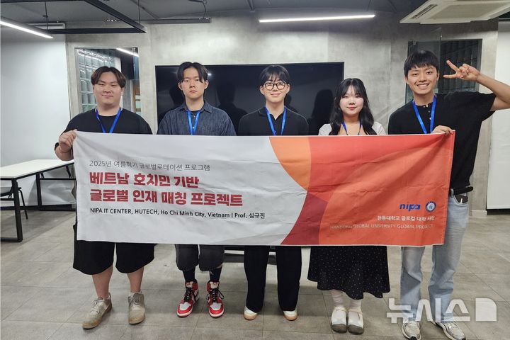 [포항=뉴시스] 송종욱기자 = 한동대학교가 베트남 호치민에서 개최한 'HR 혁신 포럼'이 성공적으로 열려 현지 일자리 창출에 이바지하며 주목을 받았다. 사진은 베트남 HR 포럼 현장에서 심규진 교수 연구팀이 기념 촬영하는 모습. (사진=한동대 제공) 2025.08.22. photo@newsis.com 