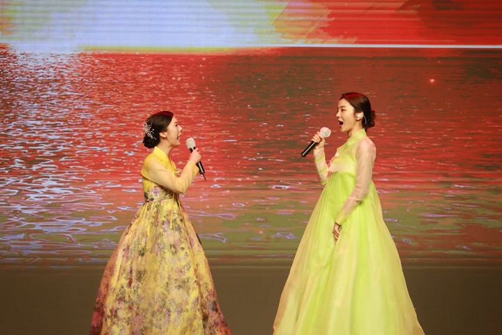 [서울=뉴시스] 2020년 올해의 장애인상 축하무대에서 송소희(오른쪽)씨와 함께 공연한 이지원씨 (사진=한국장애인개발원 제공) 2025.08.22. photo@newsis.com *재판매 및 DB 금지