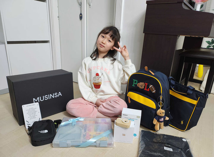 [서울=뉴시스] 무신사가 구성원 자녀의 초등학교 입학 축하 선물로 책가방 세트·문구 세트 등을 준비했다.(사진=무신사 제공)&nbsp; *재판매 및 DB 금지