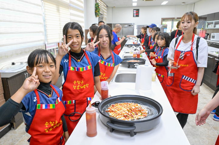 [순창=뉴시스] 순창군이 초등 소프트테니스 일본 쿠라시키 선수단 초청투어를 지원했다. 쿠라시키 선수단 선수들이 순창군 장류체험장에서 피자만들기 체험을 하고 있다. *재판매 및 DB 금지