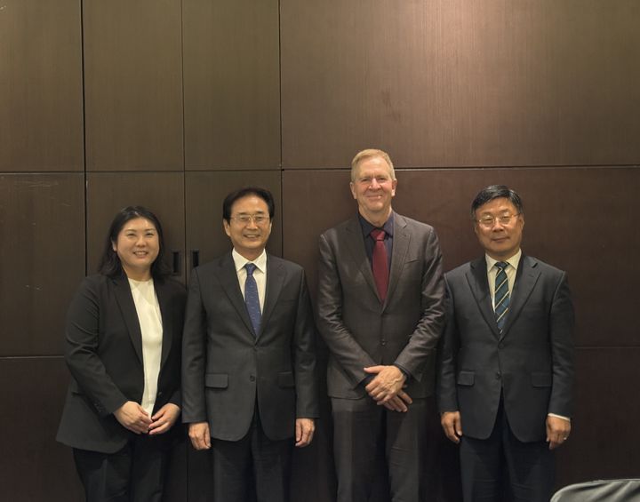 [서울=뉴시스] 원희목 한국글로벌보건포럼 이사장(왼쪽에서 두 번째)이 지난 21일 방한 중인 트레버 문델 게이츠재단 글로벌 보건부문 회장(오른쪽에서 두 번째)과 간담회를 가진뒤 기념사진을 찍고 있다. 맨 왼쪽은 박수현 게이츠재단 한국총괄, 오른쪽 끝은 이재국 한국제약바이오협회 부회장. (사진=한국글로벌보건포럼 제공) 2025.08.22. photo@newsis.com *재판매 및 DB 금지