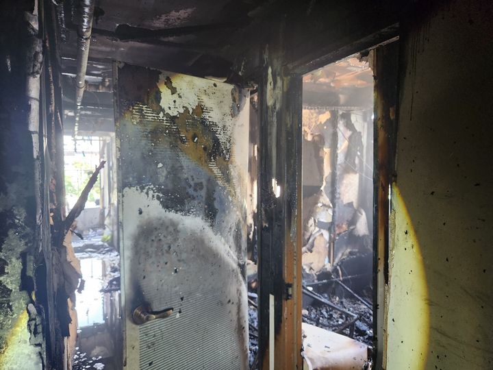 [부산=뉴시스] 22일 오후 부산 사상구의 고시텔 3층 한 방에서 원인이 밝혀지지 않은 불이 났다. (사진=부산소방재난본부 제공) 2025.08.22. photo@newsis.com *재판매 및 DB 금지