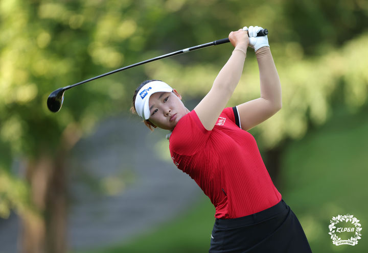 [서울=뉴시스] 김민솔이 22일 경기 포천시의 포천힐스 컨트리클럽 가든·팰리스 코스(파72)에서 열린 한국여자프로골프(KLPGA) 투어 BC카드·한경 레이디스컵 2라운드 12번 홀에서 티샷을 하고 있다. (사진=KLPGA 제공) 2025.08.22. *재판매 및 DB 금지