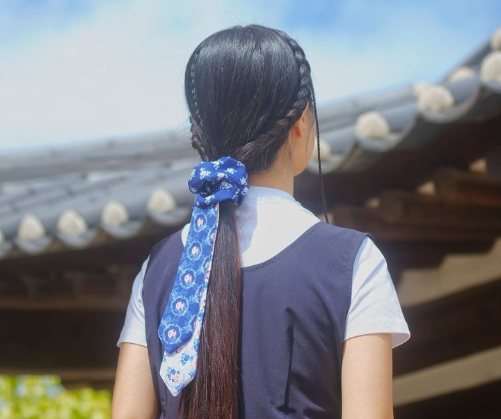 [서울=뉴시스] 터치포굿의 댕기 스크런치. (사진=터치포굿 제공) 2025.08.24. photo@newsis.com *재판매 및 DB 금지