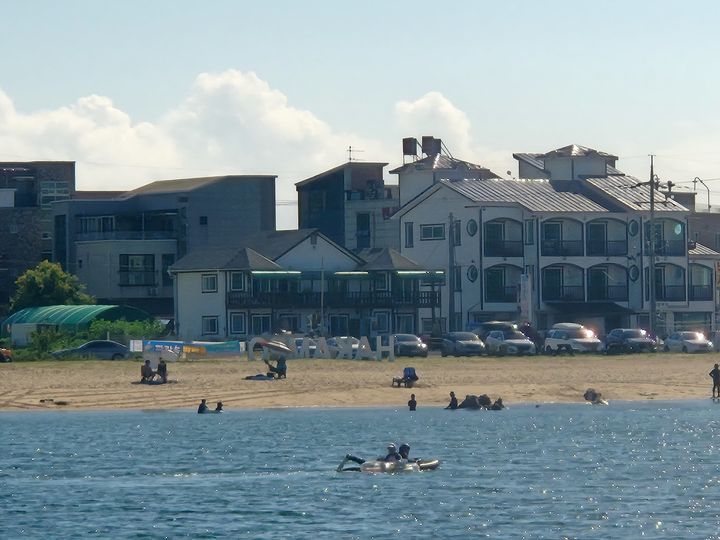 [태안=뉴시스] 22일 오후 3시58분께 충남 태안군 원북면 학암포해수욕장에서 40대 엄마와 5살 아들이 튜브를 타고 물놀이 하다 바다를 표류하고 있다. (사진=태안해양경찰서 제공) 2025.08.22. photo@newsis.com *재판매 및 DB 금지