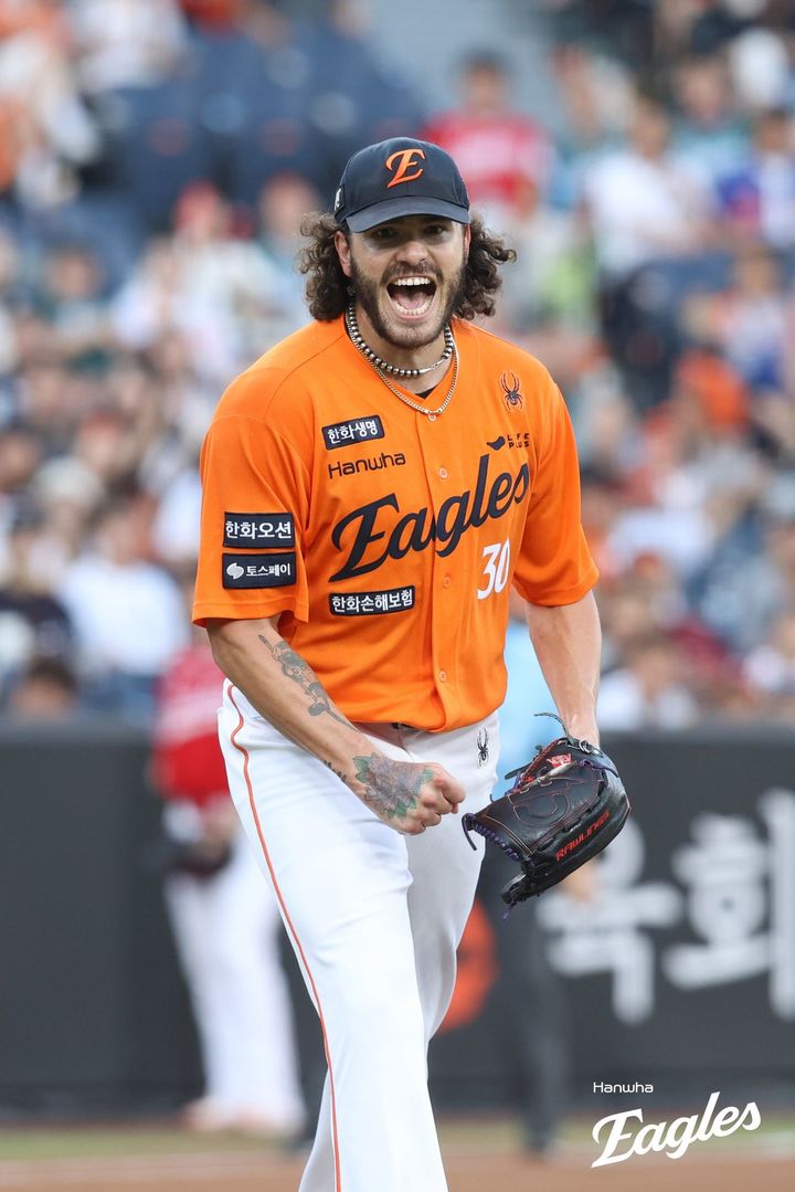 [서울=뉴시스] 프로야구 한화 이글스 코디 폰세가 22일 대전 한화생명볼파크에서 열린 2025 신한 쏠뱅크 KBO리그 SSG 랜더스와의 경기에 선발 등판해 아웃카운트를 잡은 뒤 포효하고 있다. (사진=한화 이글스 제공) 2025.08.22.