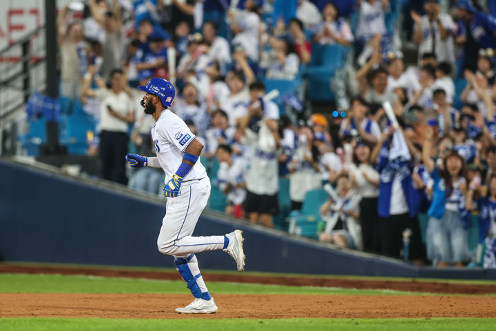 [서울=뉴시스] 프로야구 삼성 라이온즈 르윈 디아즈가 22일 대구 삼성라이온즈파크에서 열린 2025 신한 쏠뱅크 KBO리그 키움 히어로즈와의 경기에서 홈런을 친 뒤 베이스를 돌고 있다. (사진=삼성 라이온즈 제공) 2025.08.22. *재판매 및 DB 금지