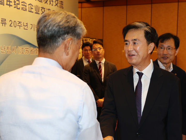 [홍성=뉴시스] 유효상 기자 =김태흠 충남지사가 22일 해외 출장 첫 일정으로 중국 장쑤성 난징시 지니링호텔에서 열린 한중 기업교류회에 참석, 도내 기업인들을 격려하고 K-제품 세일즈 등 시장개척 활동을 벌이고 있다. (사진=충남도 제공) 2025.08.22 photo@newsis.com *재판매 및 DB 금지