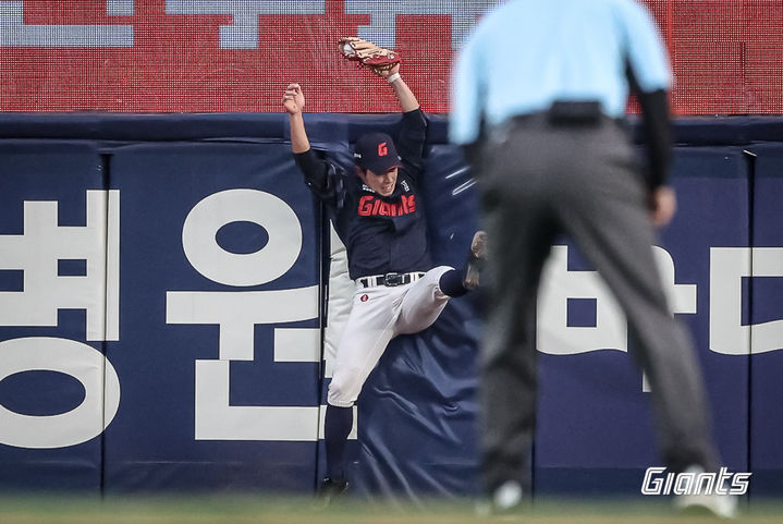[서울=뉴시스] 프로야구 롯데 자이언츠 황성빈이 22일 창원NC파크에서 열린 2025 신한 쏠뱅크 KBO리그 NC 다이노스와의 경기에서 상대 타구를 잡아내고 있다. (사진=롯데 자이언츠 제공) 2025.08.22. *재판매 및 DB 금지