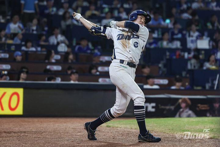 [서울=뉴시스] 프로야구 NC 다이노스 박민우가 21일 창원NC파크에서 열린 2025 신한 쏠뱅크 KBO리그 삼성 라이온즈와의 경기에서 타석에 들어서고 있다. (사진=NC 다이노스 제공) 2025.08.21. *재판매 및 DB 금지