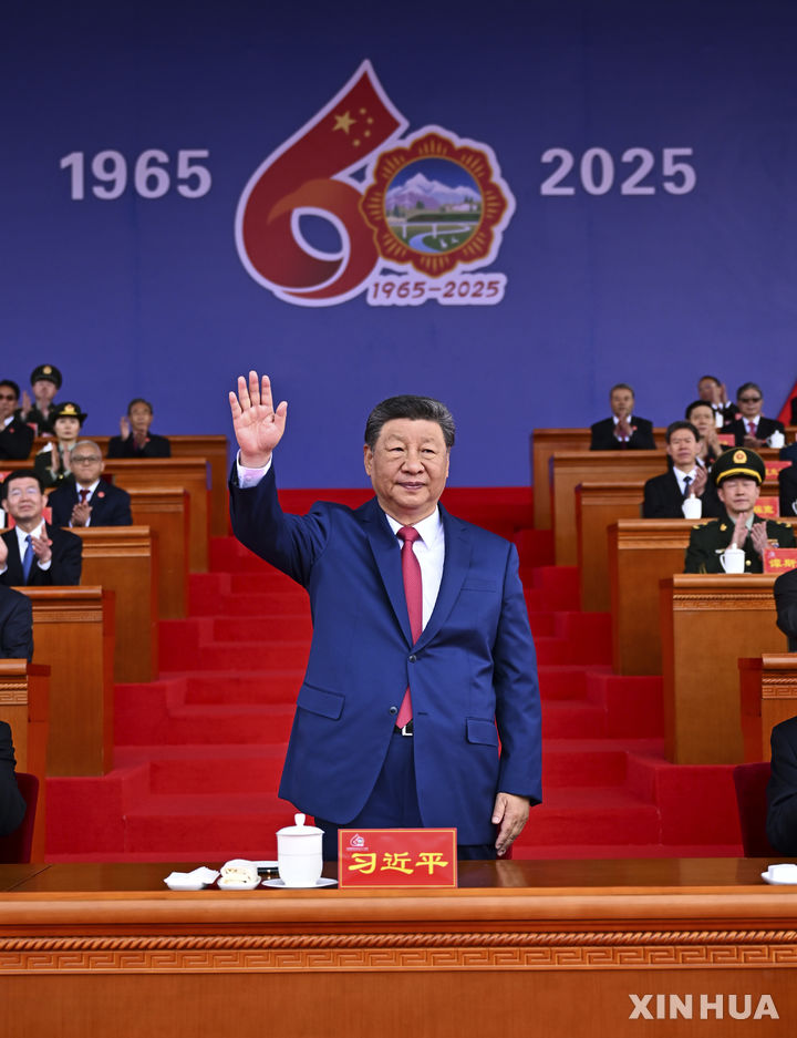 [라싸=신화/뉴시스] 시진핑 중국 국가 주석이 21일 중국 시짱(티베트) 자치구 라싸의 포탈라궁 광장에서 열린 시짱 자치구 설립 60주년 기념식에 참석해 인사하고 있다. 4년 만에 라싸를 방문한 시 주석은 주민 약 2만 명이 참석한 기념식에서 민족 단결과 종교 순화 등을 강조했다. 그는 역대 중국 지도자 중 유일하게 시짱을 두 번 이상 방문했다. 2025.08.25.