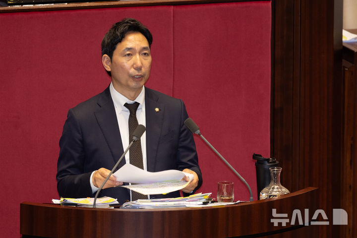 [서울=뉴시스] 김명년 기자 = 이정헌 더불어민주당 의원이 22일 오전 서울 여의도 국회 본회의장에서 한국교육방송공사법(EBS법) 개정안에 대한 무제한 토론(필리버스터)을 하고 있다. 2025.08.22. kmn@newsis.com