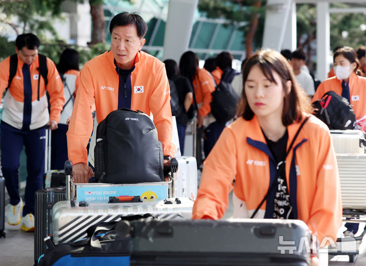 [인천공항=뉴시스] 조성우 기자 = 박주봉 대한민국 배드민턴 국가대표팀 감독과 선수들이 22일 오전 인천국제공항 제1여객터미널에서 오는 25일 열리는 2025 세계배드민턴연맹(BWF) 세계개인배드민턴선수권대회 참가를 위해 프랑스 파리로 출국하기 위해 이동하고 있다. 2025.08.22. xconfind@newsis.com