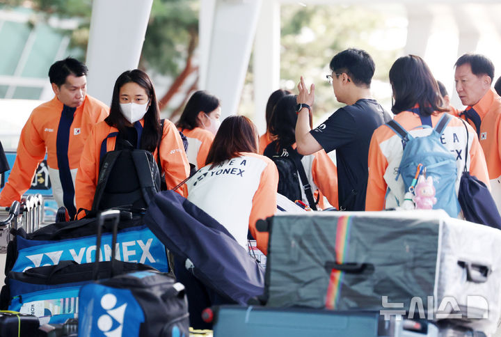 [인천공항=뉴시스] 조성우 기자 = 박주봉(오른쪽) 대한민국 배드민턴 국가대표팀 감독과 안세영(왼쪽 두 번째) 등 선수들이 22일 오전 인천국제공항 제1여객터미널에서 오는 25일 열리는 2025 세계배드민턴연맹(BWF) 세계개인배드민턴선수권대회 참가를 위해 프랑스 파리로 출국하기 위해 이동하고 있다. 2025.08.22. xconfind@newsis.com