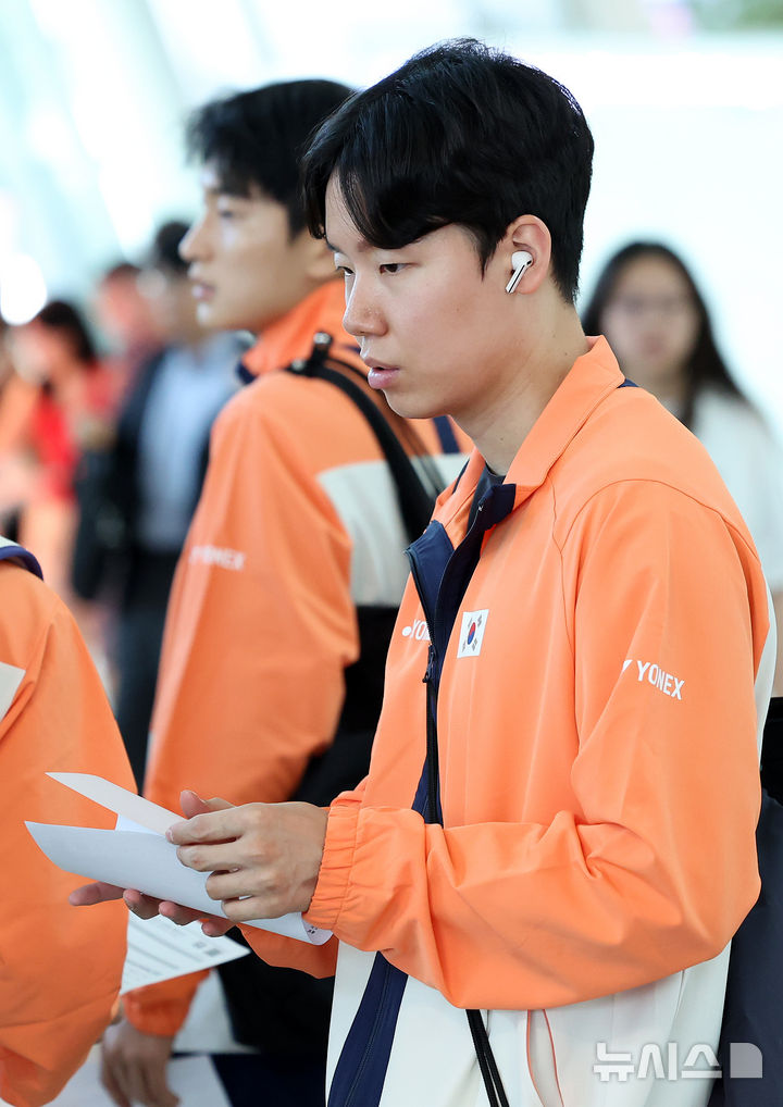 [인천공항=뉴시스] 조성우 기자 = 대한민국 배드민턴 국가대표팀 서승재(오른쪽)와 김원호가 22일 오전 인천국제공항 제1여객터미널에서 오는 25일 열리는 2025 세계배드민턴연맹(BWF) 세계개인배드민턴선수권대회 참가를 위해 프랑스 파리로 출국하고 있다. 2025.08.22. xconfind@newsis.com